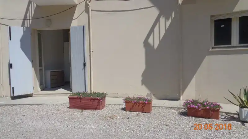 Three-room apartment on the ground floor near the sea