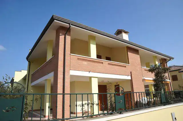 Villa in vendita angolare verticale con ampio giardino e spazioso patio coperto