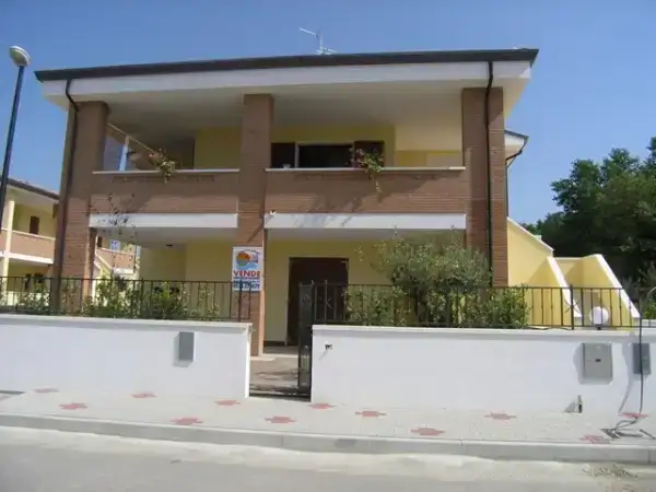 Proponiamo Ville trilocali indipendenti, disposte in orizzontale al piano terra o al primo piano A Lido degli Scacchi