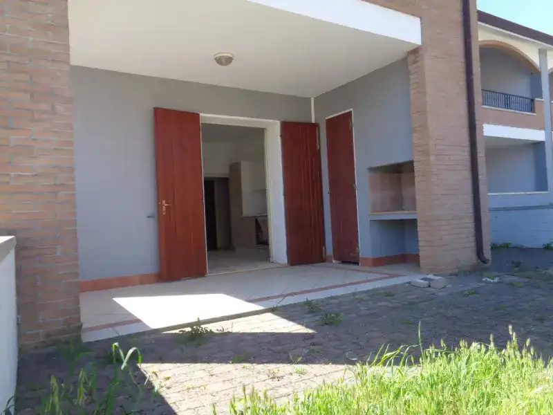 Proponiamo Ville trilocali indipendenti al piano terra  A Lido degli Scacchi
