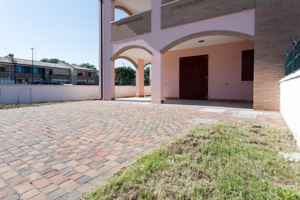 Villetta angolari con giardino e rifiniture di pregio A Lido degli Scacchi