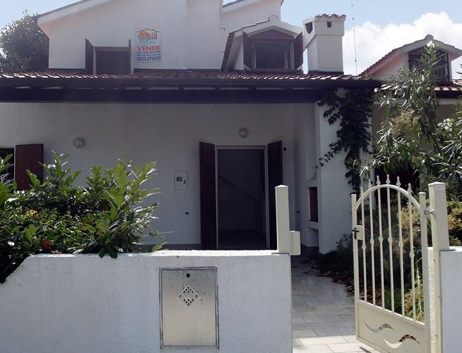 villetta angolare disposta in verticale con ampio giardino libero su tre lati prezzo interessante A Lido delle Nazioni