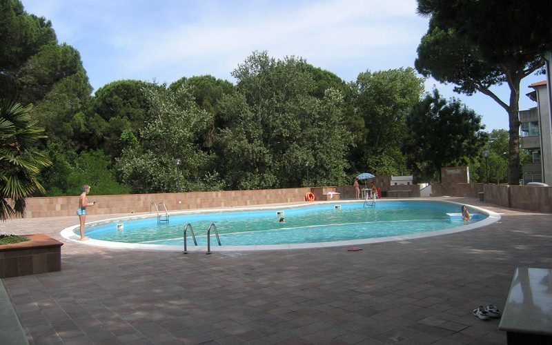 Proponiamo in vendita quadrilocale su due livelli adiacente alla pineta a Lido di Spina